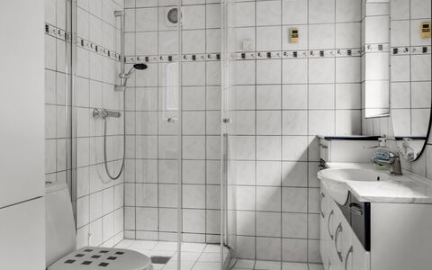 Gwen - 2.7Km from the Sea: Badezimmer, Armatur, Interior Design, Flooring, Toilette, Fussboden, Installation, Sinken, Dusche, Fliese