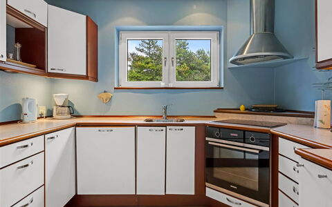 Gwen - 2.7Km from the Sea: Flooring, Holz, Küche, Interior Design, Cabinetry, Major Appliance, Countertop, Fussboden, Küchengerät, Decke