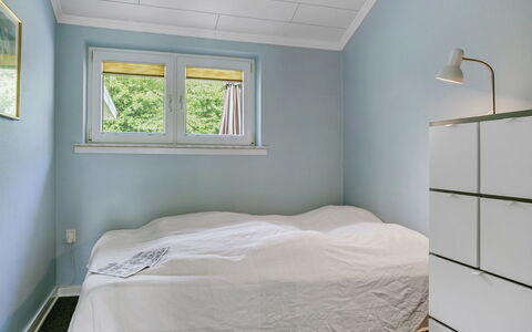 Gwen - 2.7Km from the Sea: Blau, Wand, Schlafzimmer, Flooring, Fussboden, Interior Design, Decke, Bett, Bettdecke, Bedding