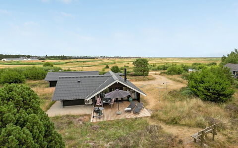 Torbjörn - 1.1Km from the Sea: Gras, Haus, Dach, Zuhause, Hütte, Strauch, Grundstueck, Ländliches Gebiet, Bauernhaus, Ground