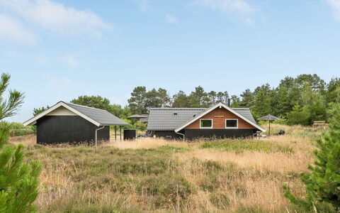 Torbjörn - 1.1Km from the Sea: Gras, Haus, Dach, Zuhause, Hütte, Strauch, Grundstueck, Ländliches Gebiet, Bauernhaus, Ground