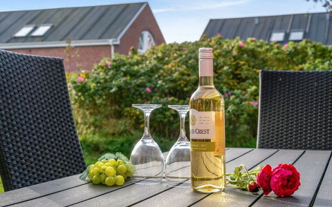 Palni - 2.3Km from the Sea: Flasche, Tabelle, Möbel, Geschirr, Drinkware, Glasflasche, Barware, Kelche, Wein