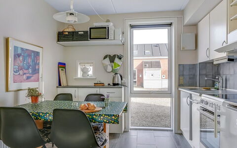 Palni - 2.3Km from the Sea: Möbel, Interior Design, Flooring, Küche, Decke, Countertop, Stuhl, Fussboden, Wohnung, Zuhause