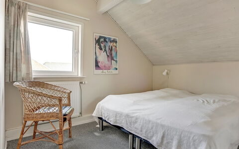 Palni - 2.3Km from the Sea: Wand, Schlafzimmer, Fussboden, Bett, Holz, Flooring, Interior Design, Decke, Möbel, Bettdecke