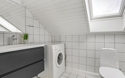Palni - 2.3Km from the Sea: Flooring, Fussboden, Armatur, Decke, Interior Design, Zapfhahn, Sinken, Installation, Badezimmer, Fliese