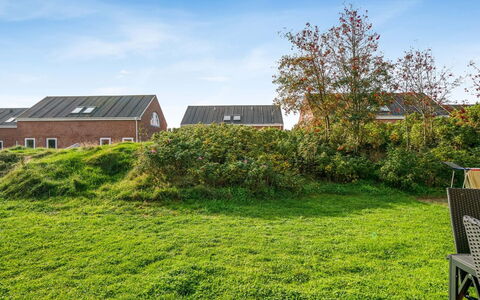Palni - 2.3Km from the Sea: Himmel, Grün, Gras, Strauch, Grundstueck, Zuhause, Dach, Ländliches Gebiet, Hütte