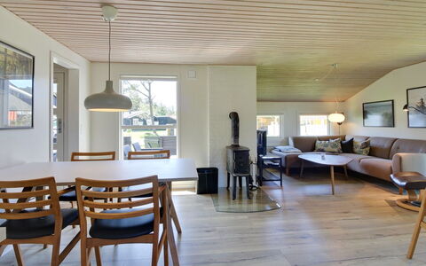Solborg - 400M from the Sea: Möbel, Interior Design, Flooring, Fussboden, Holzboden, Holz, Decke, Light Fixture, Tabelle, Wohnzimmer