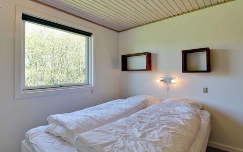 Solborg - 400M from the Sea: Holz, Schlafzimmer, Decke, Interior Design, Bett, Fussboden, Bettdecke, Flooring, Bedding, Zimmer