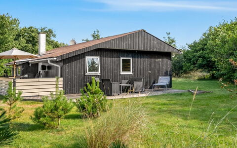 Solborg - 400M from the Sea: Gebäude, Gras, Holz, Haus, Zuhause, Dach, Hütte, Die Architektur, Strauch