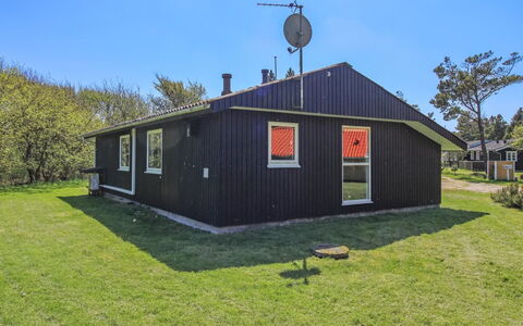 Solborg - 400M from the Sea: Hütte, Garten, Abstellgleis, Gartenbauten, Schatten, Garten, Hinterhof, Rasen, Bauernhaus, Landscaping