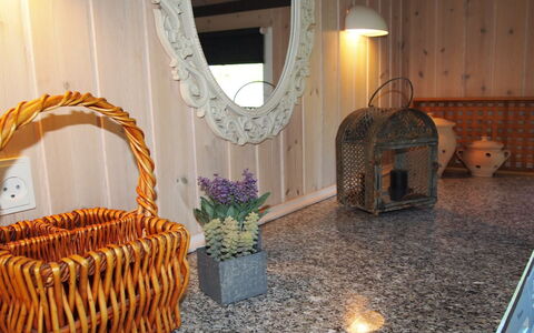 Maureen - 10.5Km from the Sea: Natürliches Material, Zimmerpflanze, Blumentopf, Korb, Countertop, Küche
