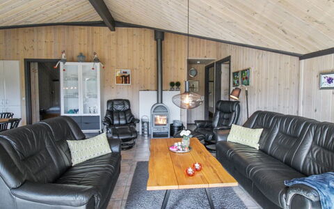Maureen - 10.5Km from the Sea: Holz, Decke, Möbel, Fussboden, Zuhause, Tür, Couch, Wohnzimmer, Hartholz