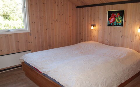 Maureen - 10.5Km from the Sea: Flooring, Holz, Fussboden, Interior Design, Möbel, Zimmer, Decke, Schlafzimmer, Holzbeize, Bett