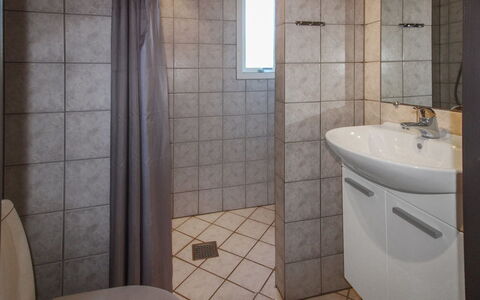 Maureen - 10.5Km from the Sea: Badezimmer, Armatur, Flooring, Fussboden, Bad Sink, Interior Design, Toilette, Toilleten Sitz, Sinken, Installation