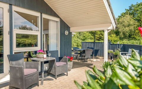 Maureen - 10.5Km from the Sea: Zuhause, Hütte, Estate, Abstellgleis, Veranda, Schatten, Stuhl, Hartholz, Garten, Landscaping
