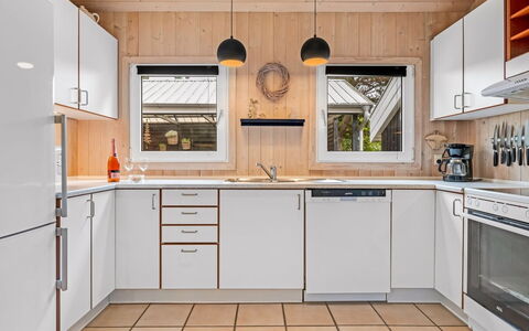 Jensen - 700M to the Fjord: Küche, Countertop, Küchengerät, Interior Design, Cabinetry, Major Appliance, Flooring, Holz, Decke, Light Fixture