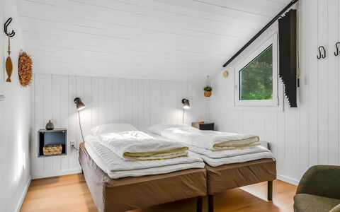 Jensen - 700M to the Fjord: Holz, Interior Design, Schlafzimmer, Decke, Bett, Bedding, Fussboden, Bettdecke, Möbel, Zuhause