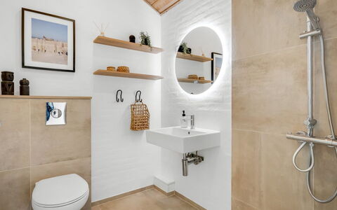 Jensen - 700M to the Fjord: Wand, Flooring, Armatur, Badezimmer, Interior Design, Fussboden, Zapfhahn, Sinken, Bad Sink, Toilette