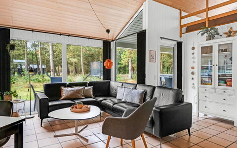 Jensen - 700M to the Fjord: Interior Design, Couch, Flooring, Decke, Wohnzimmer, Fussboden, Möbel, Zuhause, Holzboden