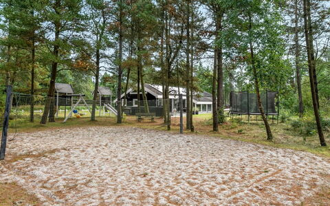 Jensen - 700M to the Fjord: Baum, Wald, Schatten, Boden, Hain, Weg, Park, Hinterhof, Blockhaus, Gartenbauten