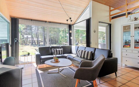 Jensen - 700M to the Fjord: Interior Design, Couch, Decke, Wohnzimmer, Zuhause, Hartholz, Light Fixture, Holzboden, Holzbeize