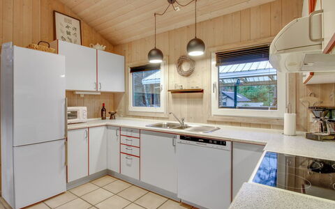 Jensen - 700M to the Fjord: Küche, Countertop, Küchengerät, Interior Design, Flooring, Major Appliance, Holz, Decke, Cabinetry, Light Fixture