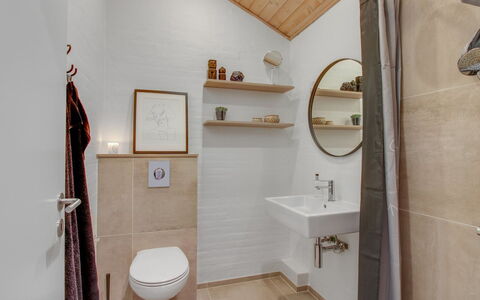 Jensen - 700M to the Fjord: Flooring, Wand, Interior Design, Fussboden, Holz, Armatur, Badezimmer, Decke, Zuhause, Beleuchtung