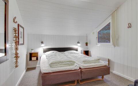 Jensen - 700M to the Fjord: Holz, Decke, Schlafzimmer, Interior Design, Bett, Zuhause, Bettdecke, Bedding, Zimmer, Bettrahmen