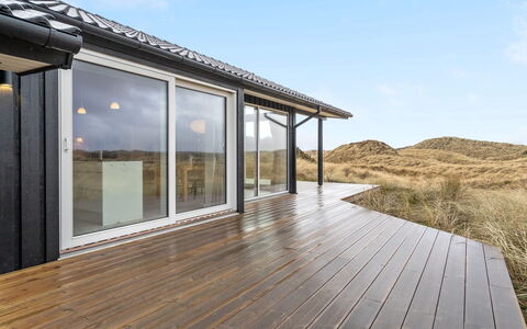 Marjorie - 400M from the Sea: Haus, Dach, Zuhause, Hütte, Estate, Bauernhaus, Villa, Veranda, Abstellgleis