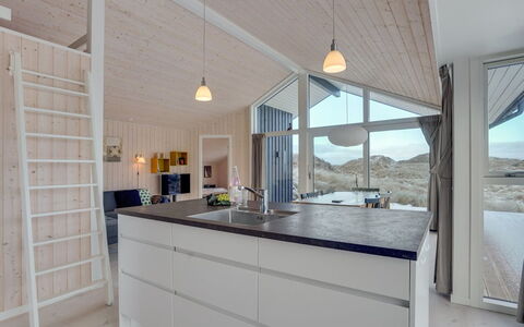 Marjorie - 400M from the Sea: Holzboden, Planke, Hartholz, Küche, Light Fixture