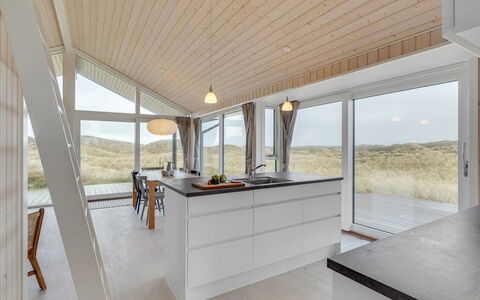 Marjorie - 400M from the Sea: Holz, Flooring, Decke, Interior Design, Fussboden, Küche, Holzboden, Zuhause, Countertop, Hartholz