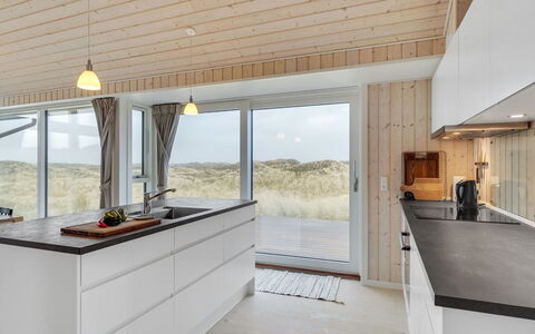 Marjorie - 400M from the Sea: Küche, Holz, Flooring, Countertop, Decke, Fussboden, Küchengerät, Interior Design, Holzboden, Haushaltsgerät