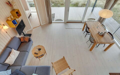Marjorie - 400M from the Sea: Flooring, Holz, Möbel, Fussboden, Interior Design, Holzboden, Decke, Küche & Esszimmer Tisch, Stuhl, Wohnzimmer