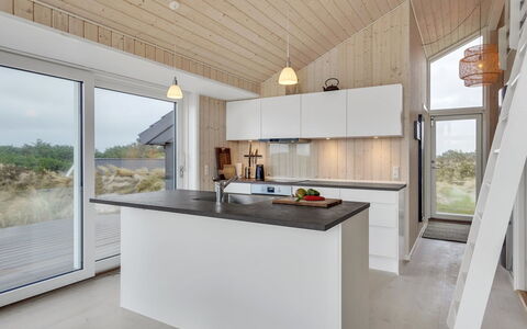 Marjorie - 400M from the Sea: Holz, Küche, Decke, Flooring, Countertop, Interior Design, Fussboden, Zuhause, Haushaltsgerät, Küchengerät