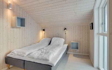 Marjorie - 400M from the Sea: Holz, Decke, Interior Design, Schlafzimmer, Light Fixture, Planke, Hartholz, Bett, Bedding, Design