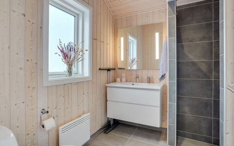 Marjorie - 400M from the Sea: Flooring, Armatur, Holz, Fussboden, Interior Design, Sinken, Badezimmer, Installation, Badezimmerschrank, Zapfhahn