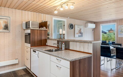 Ottar - 400M from the Sea: Holz, Countertop, Interior Design, Flooring, Küche, Möbel, Fussboden, Cabinetry, Decke, Zuhause