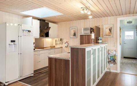 Ottar - 400M from the Sea: Holz, Interior Design, Flooring, Küche, Möbel, Decke, Holzboden, Countertop, Fussboden, Cabinetry