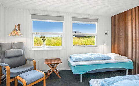 Ottar - 400M from the Sea: Holz, Schlafzimmer, Interior Design, Bett, Decke, Zuhause, Fussboden, Bettdecke, Bettrahmen, Bedding