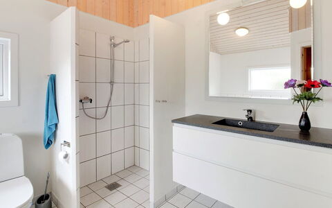 Ottar - 400M from the Sea: Interior Design, Flooring, Armatur, Fussboden, Sinken, Bad Sink, Holz, Badezimmerschrank, Badezimmer, Zapfhahn