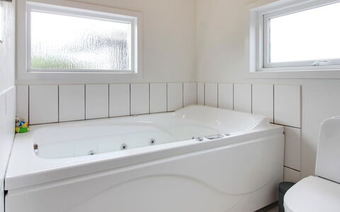 Ottar - 400M from the Sea: Badewanne, Flooring, Armatur, Badezimmer, Fussboden, Interior Design, Installation, Zapfhahn, Zimmer, Decke