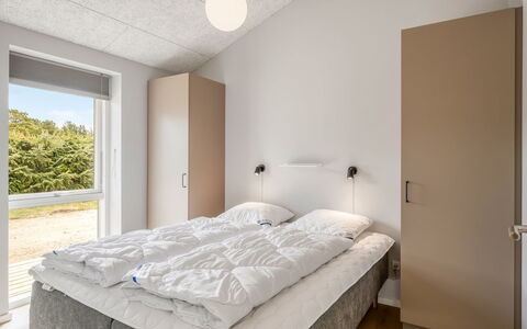 Alena - 1Km from the Sea: Interior Design, Schlafzimmer, Decke, Flooring, Bett, Fussboden, Zimmer, Bedding, Bettrahmen, Bettdecke