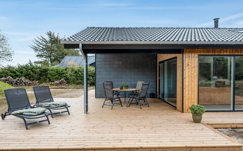 Alena - 1Km from the Sea: Holz, Dach, Zuhause, Haus, Tür, Hütte, Abstellgleis, Gartenbauten, Veranda, Deck