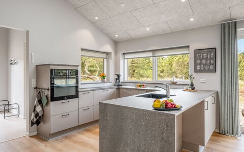 Alena - 1Km from the Sea: Küche, Countertop, Flooring, Interior Design, Küchengerät, Major Appliance, Decke, Fussboden, Cabinetry, Möbel