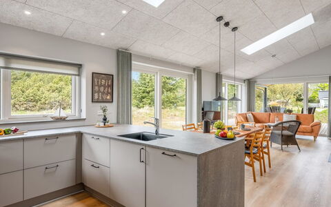 Alena - 1Km from the Sea: Küche, Holz, Flooring, Countertop, Decke, Interior Design, Fussboden, Zuhause, Möbel, Küchengerät