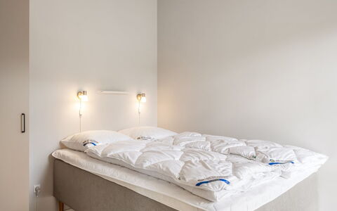 Alena - 1Km from the Sea: Schlafzimmer, Bett, Bedding, Bettdecke, Linens, Bettrahmen, Fussboden, Decke, Zimmer, Matratze