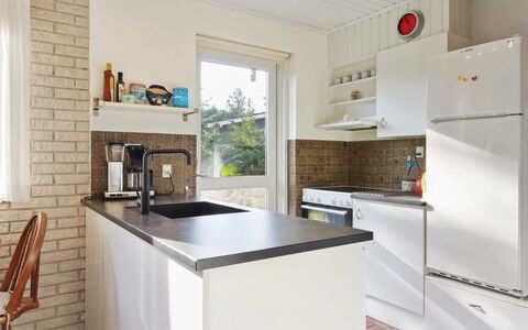 Laurin - 600M from the Sea: Küche, Countertop, Küchengerät, Interior Design, Flooring, Cabinetry, Major Appliance, Holz, Möbel, Fussboden
