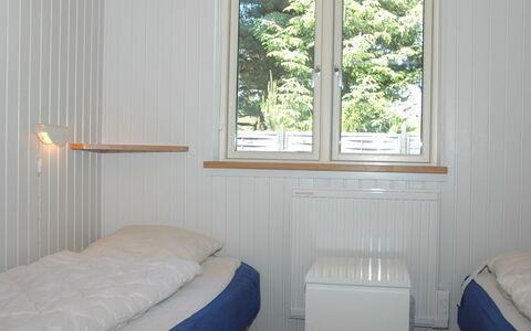 Laurin - 600M from the Sea: Holz, Interior Design, Flooring, Fussboden, Schlafzimmer, Bett, Zimmer, Bettdecke, Decke, Bedding