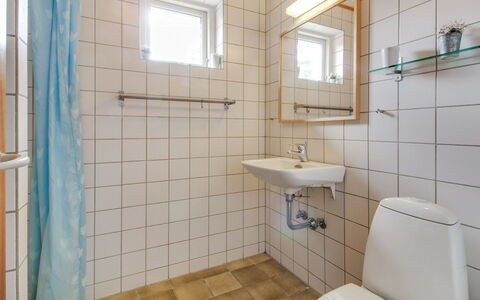 Laurin - 600M from the Sea: Badezimmer, Armatur, Bad Sink, Flooring, Fussboden, Sinken, Toilette, Toilleten Sitz, Interior Design, Installation