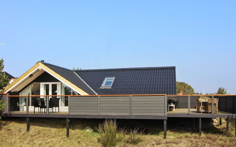 Josie - 200M from the Sea: Gras, Haus, Dach, Zuhause, Hütte, Strauch, Grundstueck, Ländliches Gebiet, Bauernhaus, Ground